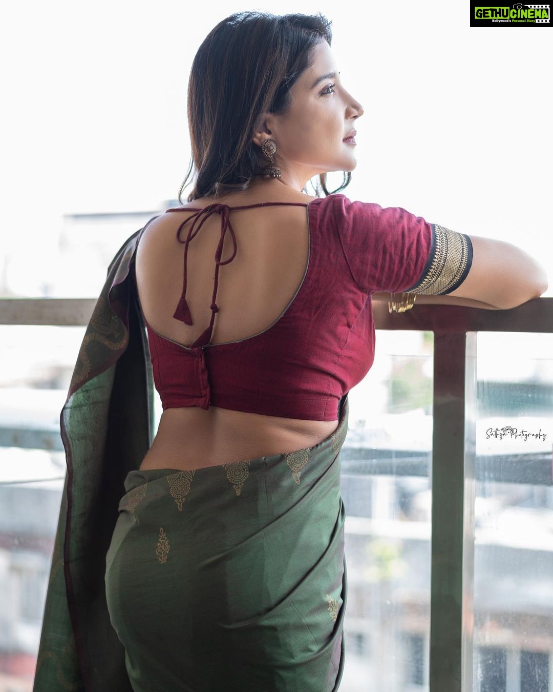 Sakshi Agarwal Instagram - You owe it to yourself to become everything you have ever dreamed of being❤️ . @sathyaphotography3 @dhiya_makeoverartistry . #sareelove #sakshiagarwal #dreamlife #homeshoot #kollywood Chennai, India