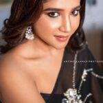 Sakshi Agarwal Instagram - Its hard to beat a person who never gives up🔥 . @arvindkannanphotography @sajna_bridal_wear_designer @new_ideas_fashions @rekha_.makeupartist . #blacksaree #smokeyeyes #sareelove #kollywood #sakshiagarwal Chennai, India