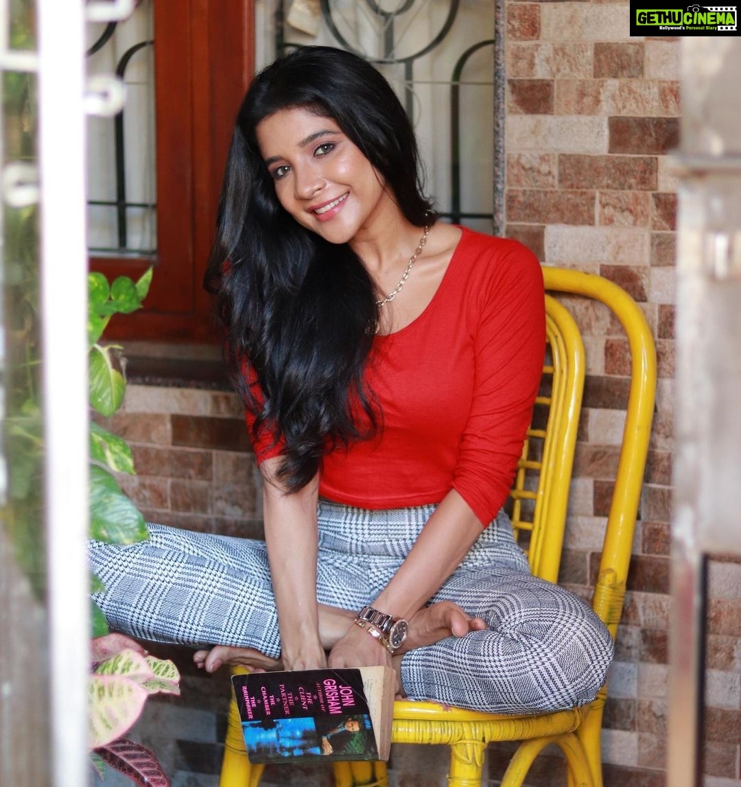 Sakshi Agarwal Instagram - Find your own way to refillš Books help me a lotā¤ļø . @hakunamatata_sai @tisisnaveen @prayaga_makeup_artist . #smileeveryday #candid #booklover #redaesthetic Chennai, India