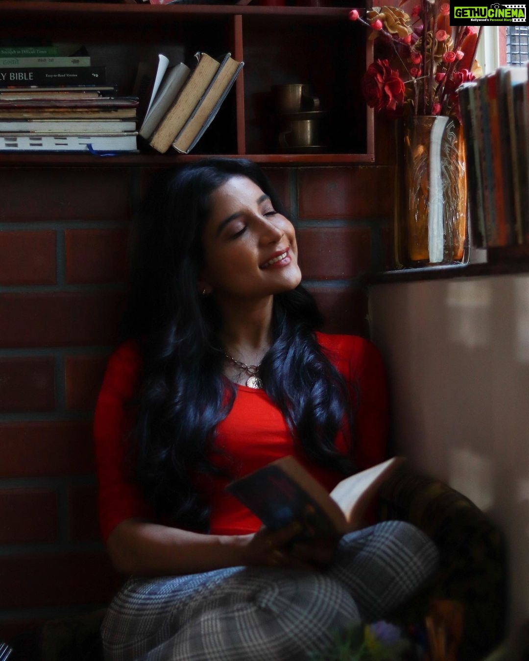 Sakshi Agarwal Instagram - Dont let anyone dim your light❤️ . @hakunamatata_sai @prayaga_makeup_artist @tisisnaveen . #redaesthetics #booklover #candid #chennairains #redlove Chennai, India