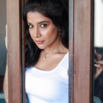 Sakshi Agarwal Instagram - I push my limits daily so that my future self will thank me✨ . @hakunamatata_sai @prayaga_makeup_artist @tisisnaveen . #candidphoto #prettygirlaesthetic #homephotoshoot #sakshiagarwal #biggbosstamil #kollywoodsactress #whitecami #boyfriendjeans #instafashionstyle Chennai, India