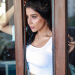 Sakshi Agarwal Instagram - I push my limits daily so that my future self will thank me✨ . @hakunamatata_sai @prayaga_makeup_artist @tisisnaveen . #candidphoto #prettygirlaesthetic #homephotoshoot #sakshiagarwal #biggbosstamil #kollywoodsactress #whitecami #boyfriendjeans #instafashionstyle Chennai, India