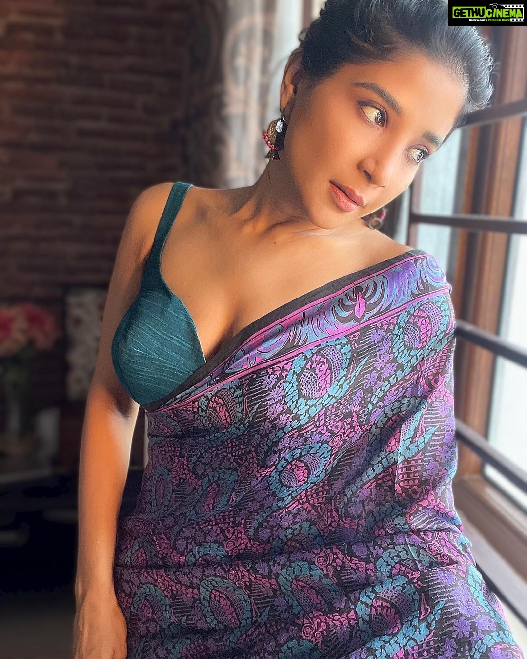 Sakshi Agarwal Instagram - Secret to real Happiness? Its you❤️ Look everywhere and you still wont find it-even if you think you have its just temporary! Look inward- do some digging- trust me- you will figure it out❤️ . #saree #secrettohappiness #loveforsaree #justathought #chennairains #introspection #wordsofwisdom Chennai, India