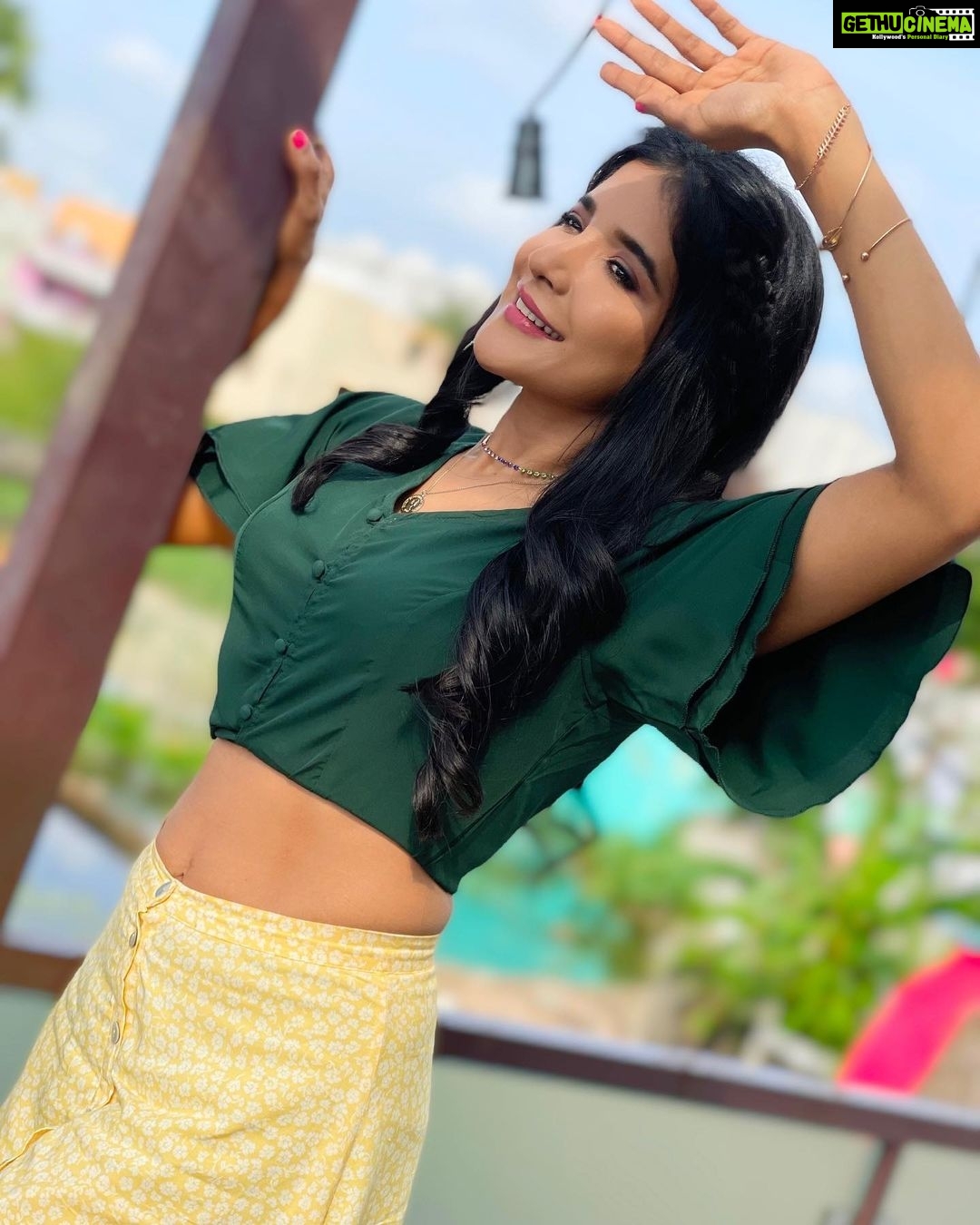 Sakshi Agarwal Instagram - Wake up, Flip hair, Kick ass🔥 . #onset🎥🎬 #sakshiagarwal #webseries #shootbetweenshoot #fliphairdontcare #instafashion Chennai, India