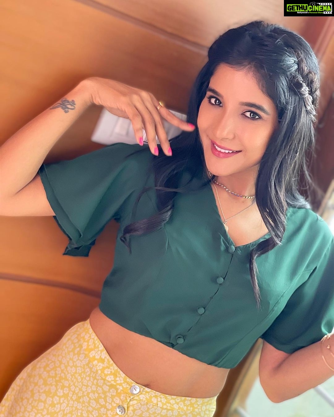 Sakshi Agarwal Instagram - Wake up, Flip hair, Kick ass🔥 . #onset🎥🎬 #sakshiagarwal #webseries #shootbetweenshoot #fliphairdontcare #instafashion Chennai, India