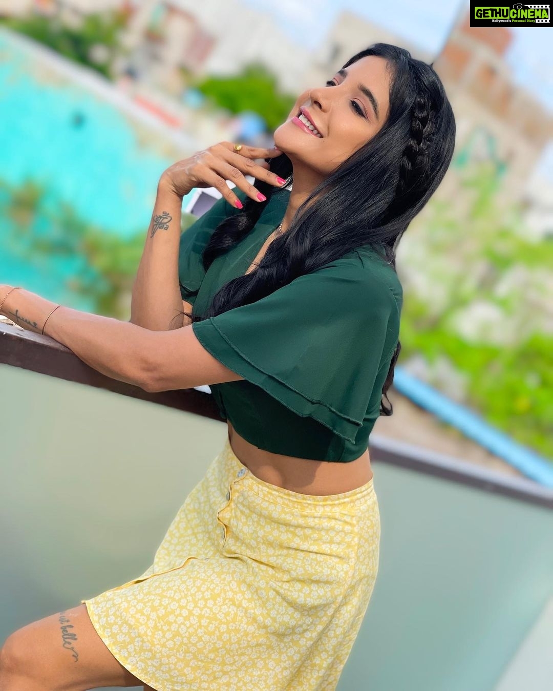 Sakshi Agarwal Instagram - No one is you and that is your super power❤️✨ . @prayaga_makeup_artist . #sakshiagarwal #onset🎥🎬 #funbetweenshoot Chennai, India