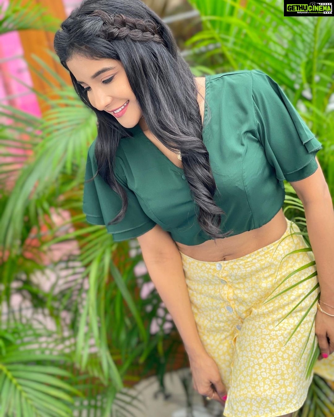 Sakshi Agarwal Instagram - Be the butterfly who can fly in odds… . #onset🎥🎬 #betweenshots #greencroptop #yellowskaterskirt #webseries #sakshiagarwal . @prayaga_makeup_artist @tisisnaveen Chennai, India