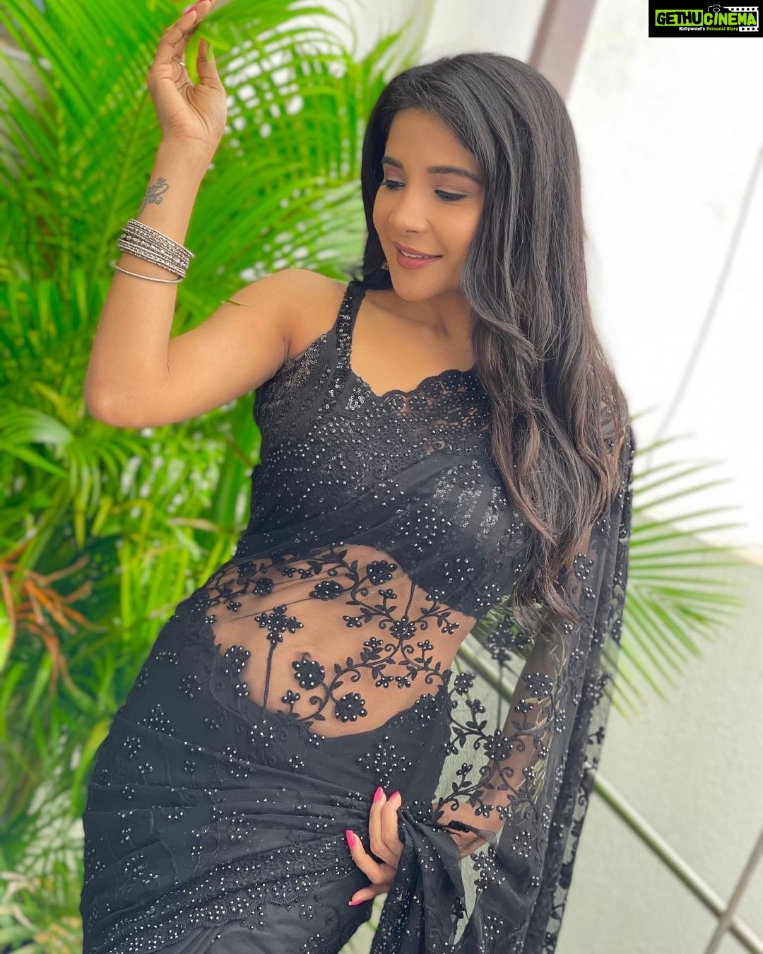 Sakshi Agarwal Instagram - Flaunting my Indian ness in black on set❤️. . #onset #inbetweenshots #blacksequinsaree #blacksaree #blackisbeautiful #blackisbeautiful #blackisbae . @fab_by_faiza @prayaga_makeup_artist Chennai, India