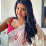 Sakshi Agarwal Instagram - Good morning💕💕 Wake up to a beautiful Saturday morning 💕💕 . #morningvibes #saturdayvibes #saree #sakshiagarwal #homeshoot #candid Chennai, India