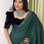 Sakshi Agarwal Instagram - When you feel like a Queen✨ . @preethiartistry @labelswarupa @swarupasathakarni @choreographer_sridhar . #awardshow #sakshiagarwal #saree #velvetblouse #royalgreen Kalaivanar Arangam