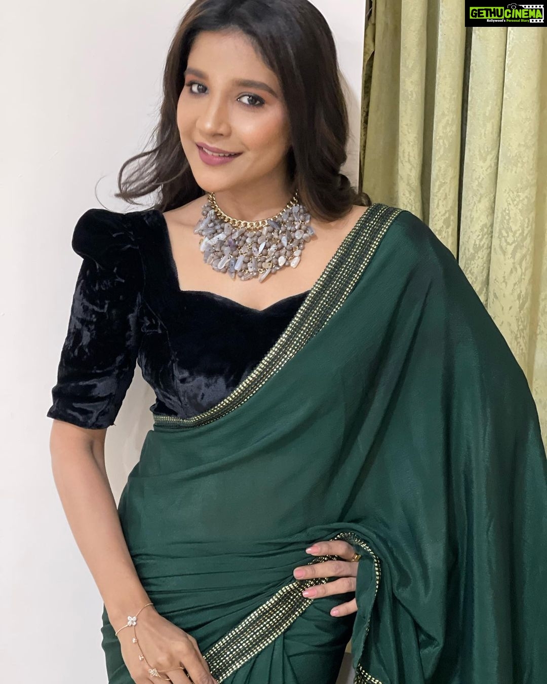 Sakshi Agarwal Instagram - When you feel like a Queen✨ . @preethiartistry @labelswarupa @swarupasathakarni @choreographer_sridhar . #awardshow #sakshiagarwal #saree #velvetblouse #royalgreen Kalaivanar Arangam