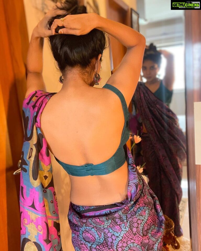 Sakshi Agarwal Instagram - A saree has the power to turn a girl next door into an artist’s muse🥰 . Wearing my moms saree❤️ . #sareelove #sareeindia #sareefashion #sareecollection #sexybackchallenge #sakshiagarwal #biggboss Chennai, India