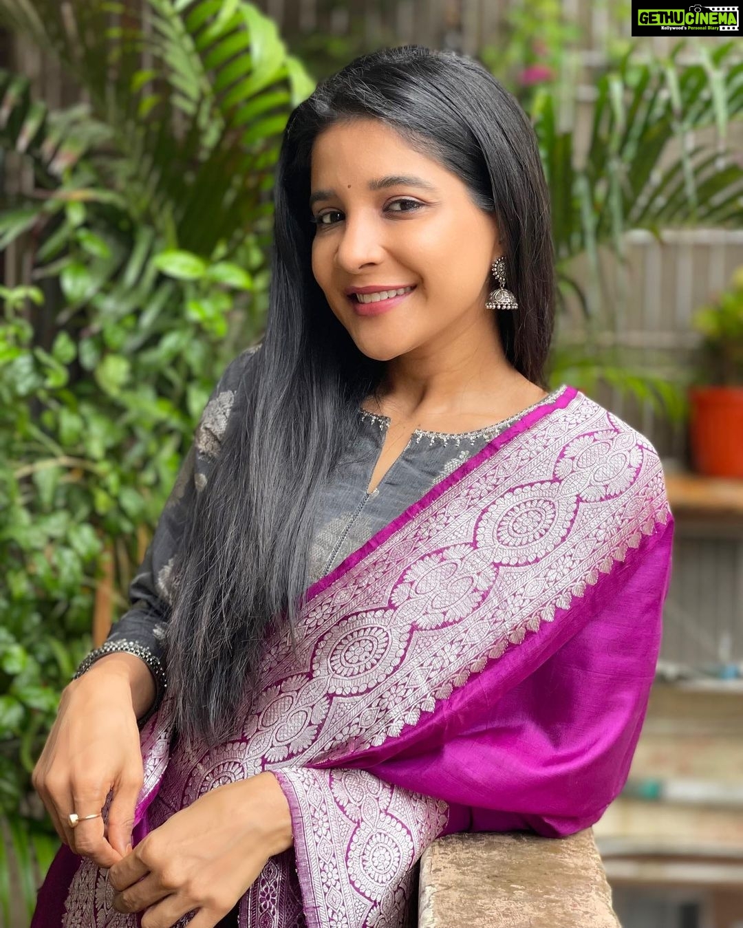 Sakshi Agarwal Instagram - Good morning💕💕 . Just the raw me❤️ . #diwali #diwalioutfit #diwalidecor #diwaligifts #candid #silkkurti Chennai, India