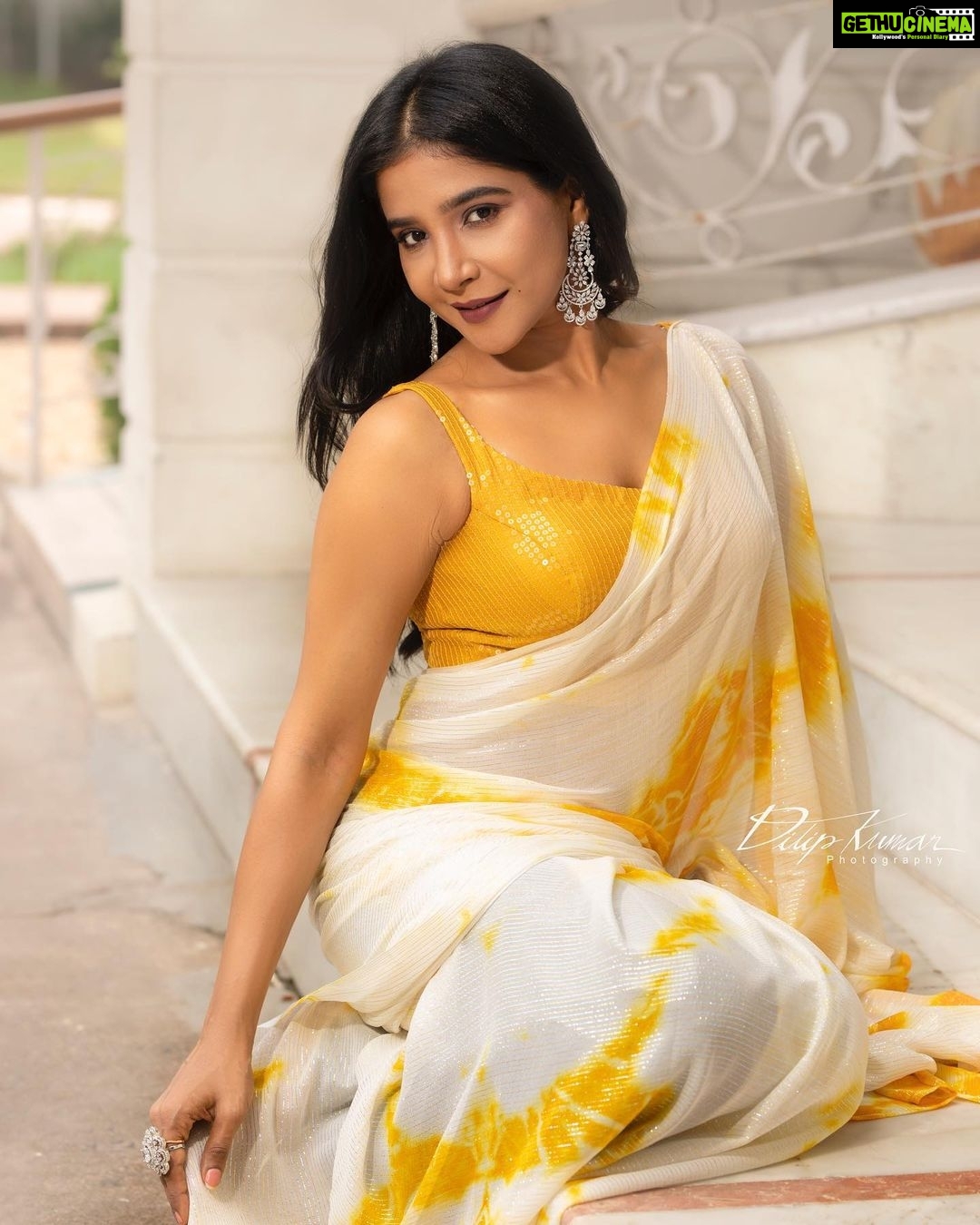 Sakshi Agarwal Instagram - Have a dream so clear that in your mind , You have already achieved it๐ . Photography: @dilipkumar_photography Makeup: @manishamakeupartistry Hairstylist: @hairstylist_rajee1111 Costume Designer: @sahana_prabakar Jewellery: @new_idea_fashions . #saree #diwali #instafashion #yellowsequencesaree #sakshiagarwal #biggbosstamil