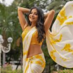 Sakshi Agarwal Instagram - My soul is connected to that of the universe🔥 . Photography: @dilipkumar_photography Makeup: @manishamakeupartistry Hairstylist: @hairstylist_rajee1111 Costume Designer: @sahana_prabakar Jewellery: @new_idea_fashions . #saree #diwali #instafashion #yellowsequencesaree #sakshiagarwal #biggbosstamil Chennai, India