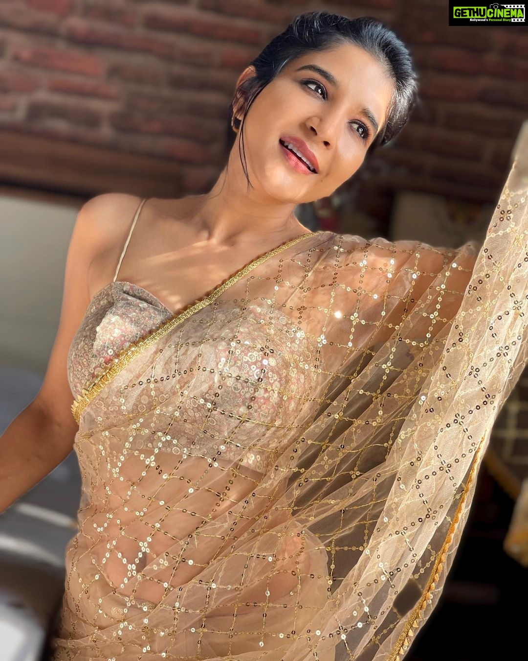 Sakshi Agarwal Instagram - Be the light that helps others see❤️ . #sequinsaree #goldsaree #sareelove #goldenhour Chennai, India