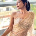 Sakshi Agarwal Instagram - Glitter is my pixie dust✨ . #saree #sareelove #glittersaree #goldsequinsaree #sequinblouse Chennai, India