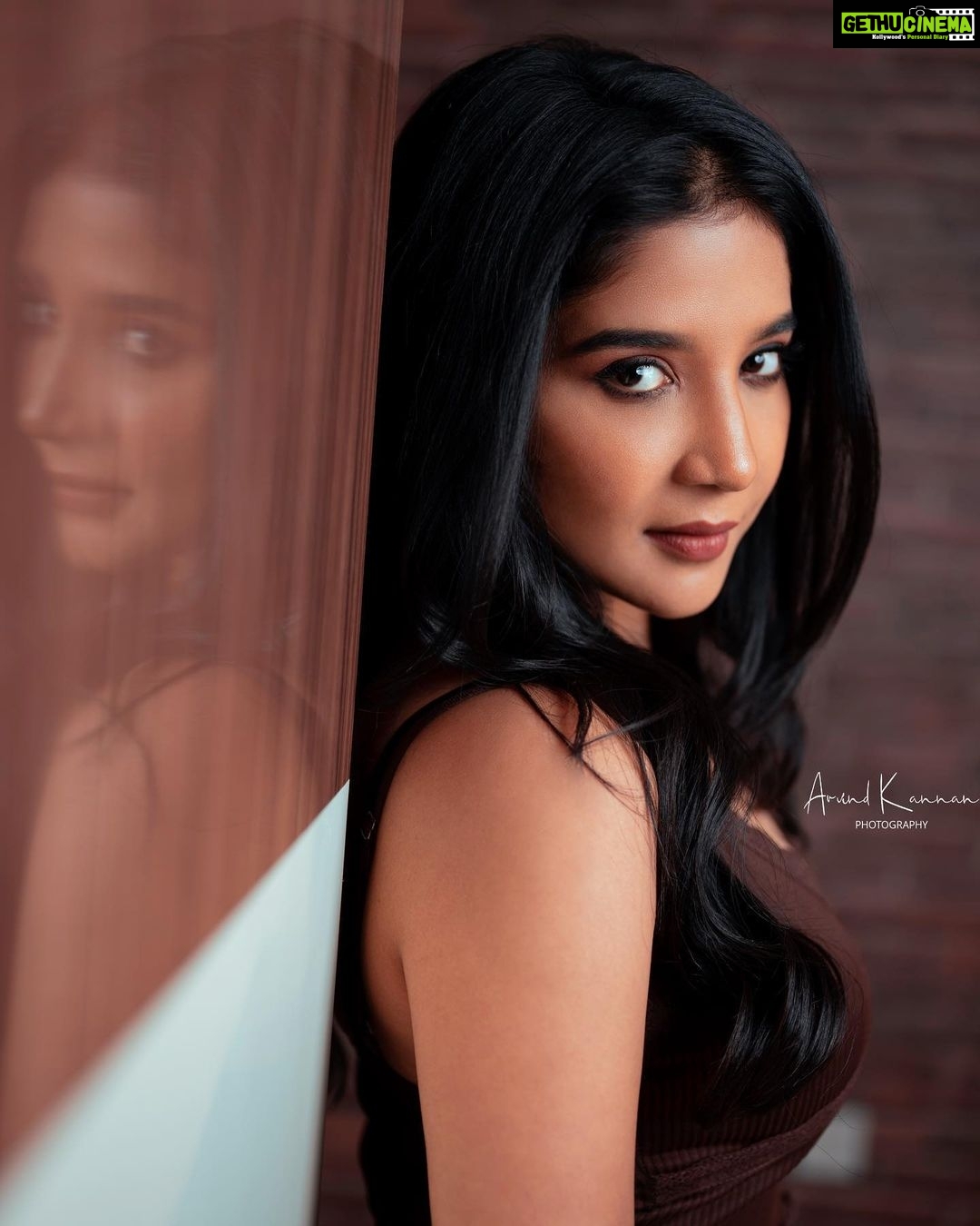 Sakshi Agarwal Instagram - You haven’t even seen my bad side yet 🔥 For now I am just a “dark chocolate”❤️ . @arvindkannan_ @tisisnaveen Chennai, India