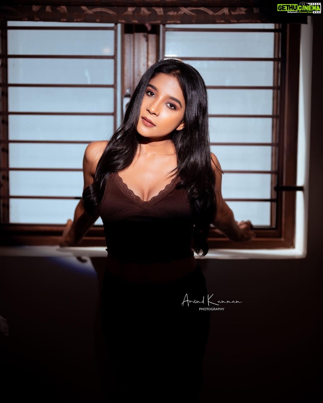 Sakshi Agarwal Instagram - Only in darkness can we glimpse the fullest light our soul carries for us❤️ . @arvindkannan_ @tisisnaveen . #candid #home #photoshoot #lifestyle #fashion Chennai, India