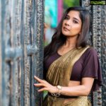 Sakshi Agarwal Instagram - If not me , then who? . @ngrnandha @divastylistmakeupartistry7 @tisisnaveen @elementsoneastcoast . #beltsaree #goldensilksaree #sakshiagarwal #goldenhourlight #kollywoodactor Elements on East Coast