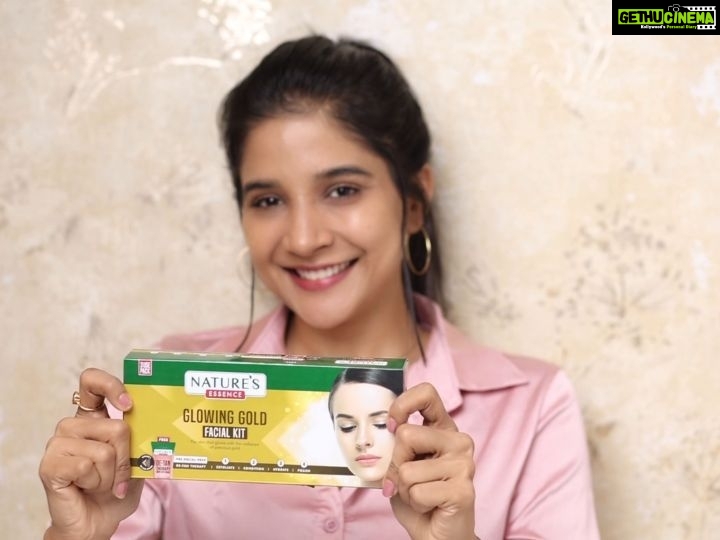 Sakshi Agarwal Instagram - #Ad It’s always a task for me to get rid off that tanning on my face, as my skin gets tanned easily. My sister recommended me - Glowing Gold Facial Kit from @naturesessenceofficial and I have started using it. Enriched with the most potent natural ingredients, this kit keeps my skin nourished, hydrated & polished. My favorite is de-tan therapy wipe-off mask! This kit is a 3 Use Pack just for INR 260. Quite surprised to see that tanning and dullness can be covered in just 45 minutes following 5 simple steps of this facial kit. Get the glow that you always wanted! #NaturesEssence #NaturesDetanPower #Facial #FacialAtHome #NaturalSkinCare #SkinCare