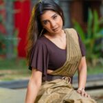 Sakshi Agarwal Instagram - The dream of her soul, The golden rays in the inky depths, Sparkling forever more✨✨ . @ngrnandha @divastylistmakeupartistry7 @tisisnaveen @elementsoneastcoast . #beltsaree #goldensilksaree #sakshiagarwal #goldenhourlight #kollywoodactor Elements on East Coast