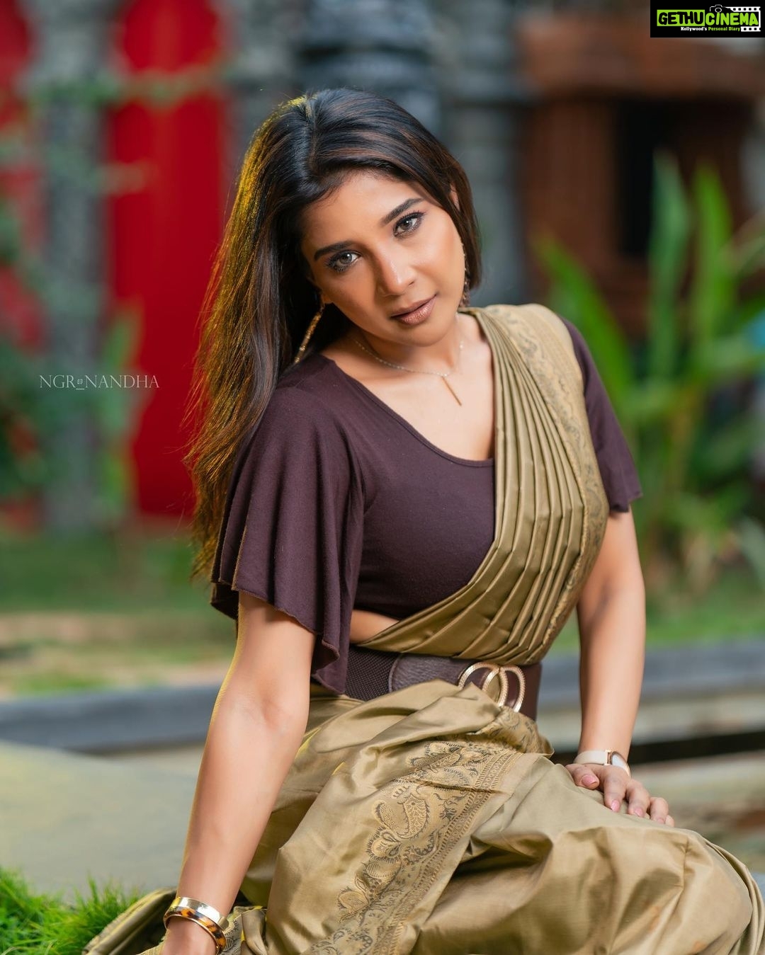 Sakshi Agarwal Instagram - The dream of her soul, The golden rays in the inky depths, Sparkling forever more✨✨ . @ngrnandha @divastylistmakeupartistry7 @tisisnaveen @elementsoneastcoast . #beltsaree #goldensilksaree #sakshiagarwal #goldenhourlight #kollywoodactor Elements on East Coast