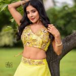 Sakshi Agarwal Instagram - Sun kissed with Rain🔥 . @diwahar_photography @diwa_har @sstudio.thedesignhub @kalaiartistry . #yellowlehenga #yellowaesthetic #gardenaesthetic #yellowdress #lifestyle #photoshoot #candid #prettylittlething #sexyback #curvesarebeautiful #sakshiagarwal Chennai, India