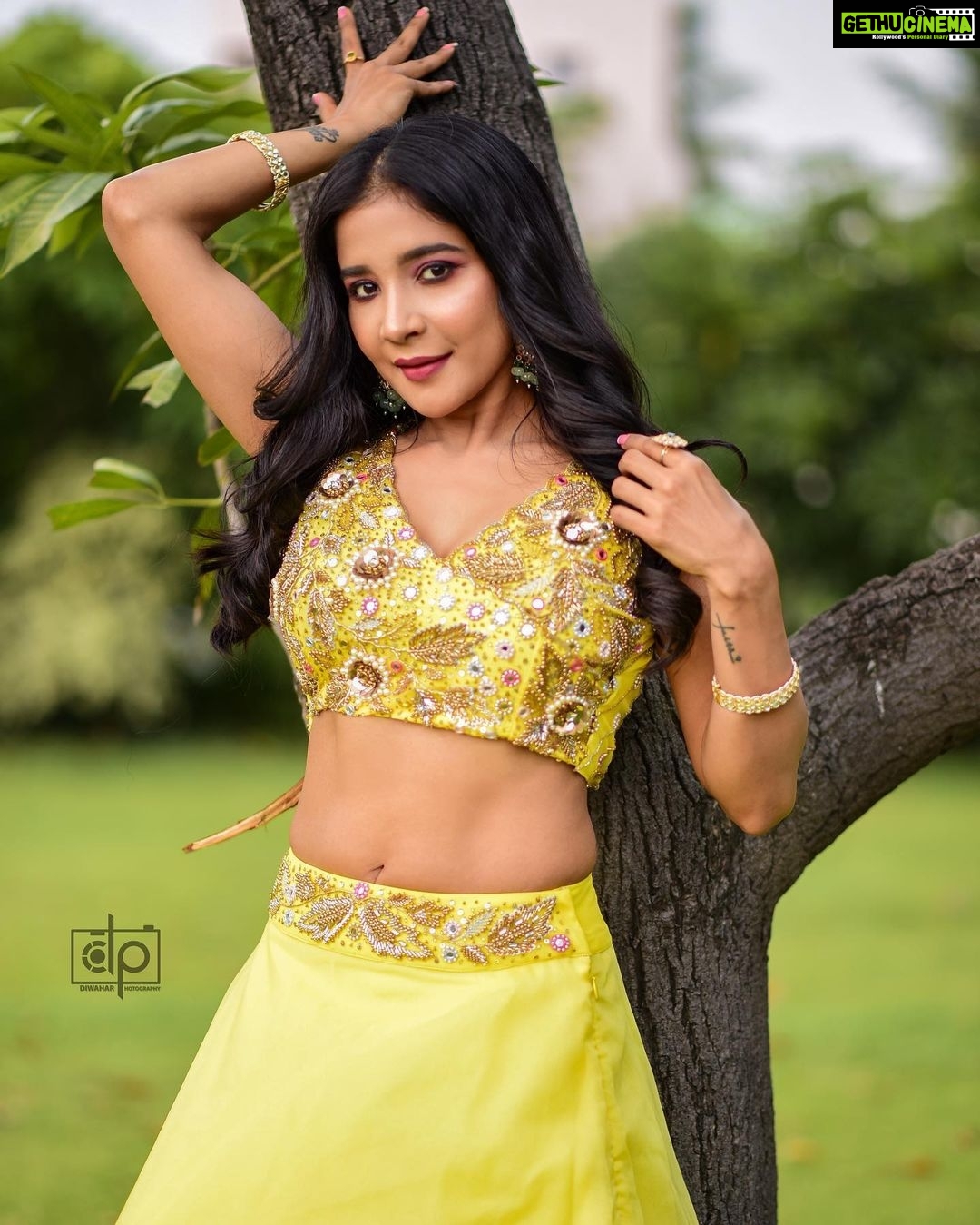 Sakshi Agarwal Instagram - Sun kissed with Rainš„ . @diwahar_photography @diwa_har @sstudio.thedesignhub @kalaiartistry . #yellowlehenga #yellowaesthetic #gardenaesthetic #yellowdress #lifestyle #photoshoot #candid #prettylittlething #sexyback #curvesarebeautiful #sakshiagarwal Chennai, India