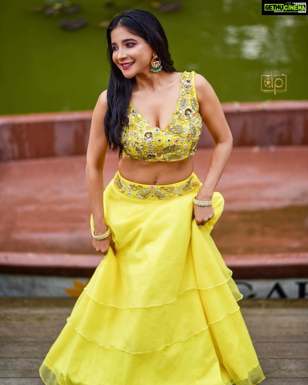 Sakshi Agarwal Instagram - Visualize your highest self and then start showing up as her✨✨🔥🔥 . @diwahar_photography @diwa_har @plush_boutique_jb @kalaiartistry @teamaimpro . #yellowaesthetic #wateraesthetic #tamilactress #kollywood #biggboss #sakshiagarwal #yellowlehenga #chillingvibes #wetlook #funshoot SPPGardens