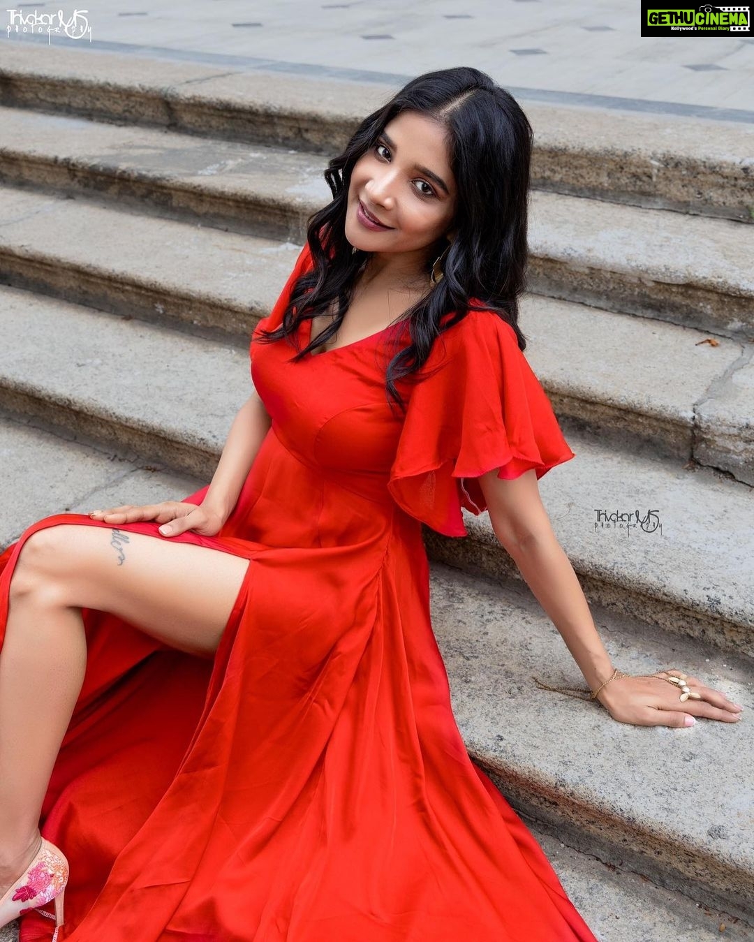 Sakshi Agarwal Instagram - ❤️❤️❤️ . Makeup : @anupama.krishnamachari Stylist : @harshitha_pragathi Photographer : @thivakar.photo Hair : @jamunadevraj Wardrobe- @lakshana_designer_studio Jewellery- @muse_material_jewellery . #redaesthetic #redgown #hautecouture #chennaimuseum #historicalplace #flairegown #historicaesthetic #sakshiagarwal #lifestyle #fashion #photoshoot Chennai, India