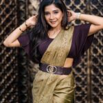 Sakshi Agarwal Instagram - You can be gold inside and out🔥 . @ngrnandha @divastylistmakeupartistry7 @tisisnaveen @elementsoneastcoast . #indowesternstyle #beltsaree #sakshiagarwal #goldensilksaree #kollywoodactress #fusionfashion Elements on East Coast