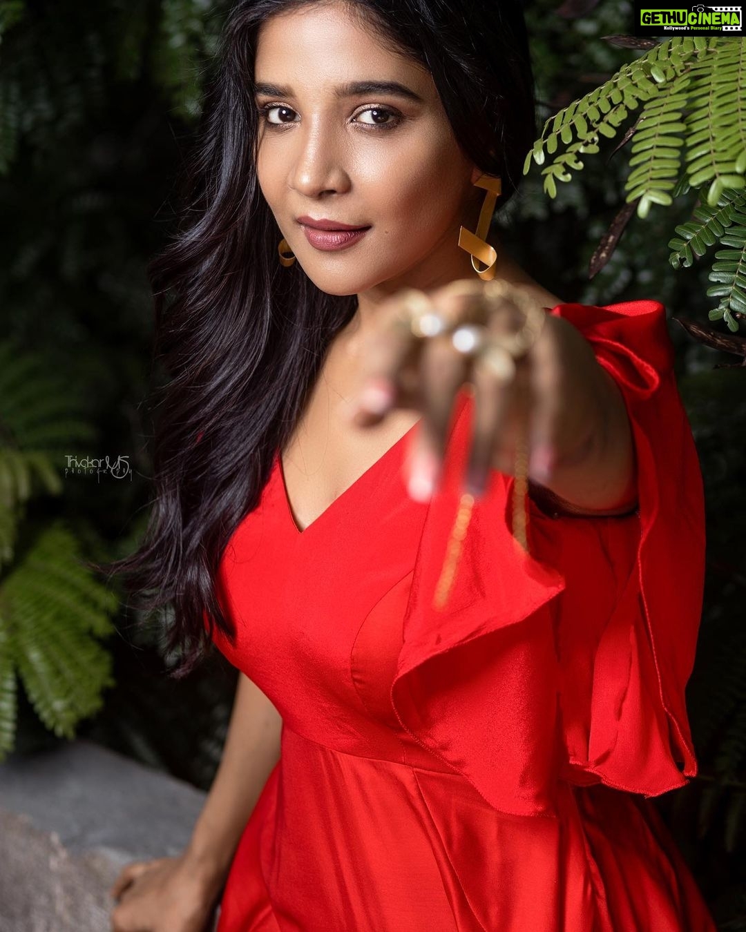 Sakshi Agarwal Instagram - Hey ,You!!! Stay strong! Believe in yourself! Dont give up! . Makeup : @anupama.krishnamachari Stylist : @harshitha_pragathi Photographer : @thivakar.photo Hair : @jamunadevraj Wardrobe- @lakshana_designer_studio Jewellery- @muse_material_jewellery . #redaesthetic #redgown #hautecouture #chennaimuseum #historicalplace #flairegown #historicaesthetic #sakshiagarwal #lifestyle #fashion #photoshoot Chennai, India