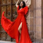 Sakshi Agarwal Instagram - Dont be afraid of being out numbered! Eagles fly alone- pigeons flock together❤️ Makeup : @anupama.krishnamachari Stylist : @harshitha_pragathi Photographer : @thivakar.photo Hair : @jamunadevraj Wardrobe- @lakshana_designer_studio Jewellery- @muse_material_jewellery . #redaesthetic #redgown #hautecouture #chennaimuseum #historicalplace #flairegown #historicaesthetic #sakshiagarwal #lifestyle #fashion #photoshoot Chennai, India