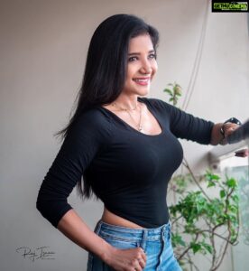 Sakshi Agarwal Instagram - Good morning❤️ Be crazy enough to believe you can do anything in life❤️ . @raj_isaac_photography @tisisnaveen . #candid #homeshot #justme #blacktshirt #denimaesthetic #sakshiagarwal Chennai, India