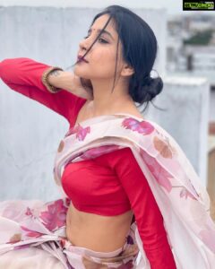 Sakshi Agarwal Instagram - Be your own wonder woman💕 . #saree #sareelove #sakshiagarwal #biggboss #prettygirlinsaree #sareestyle Chennai, India
