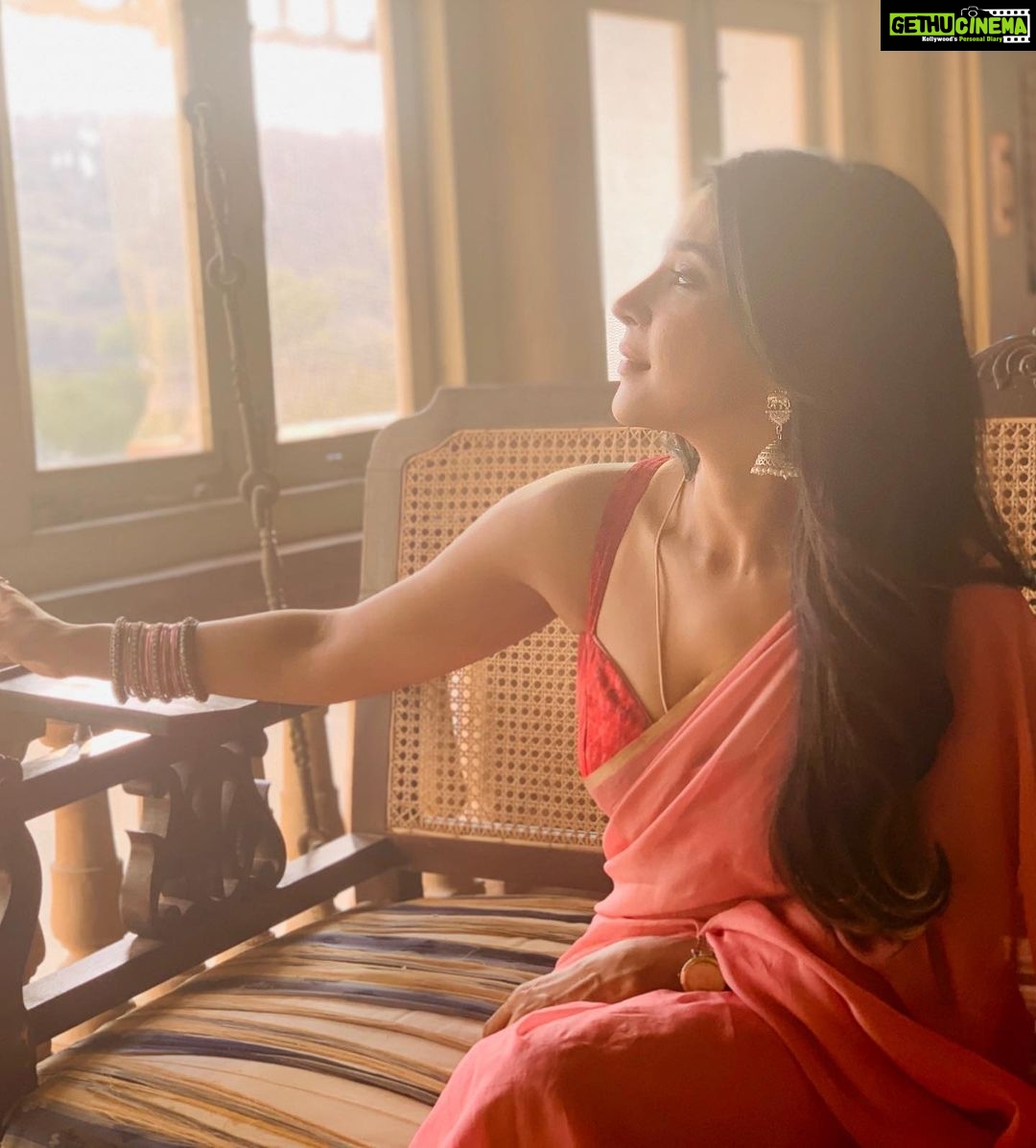 Sakshi Agarwal Instagram - Please watch #Aranmanai3 in theatres and be safe insta family - following all protocols😍🥰 . We miss you Vivek sir😥 . #aranmanai3 #workingstills #behindthescenes #wakanerpalace #kollywood #tamilactress #tamilcinema #runningintheatres #sakshiagarwal #sundarc #arya