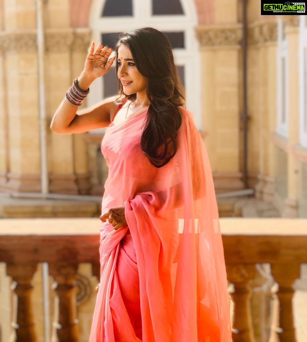 Sakshi Agarwal Instagram - Please watch #Aranmanai3 in theatres and be safe insta family - following all protocols😍🥰 . We miss you Vivek sir😥 . #aranmanai3 #workingstills #behindthescenes #wakanerpalace #kollywood #tamilactress #tamilcinema #runningintheatres #sakshiagarwal #sundarc #arya