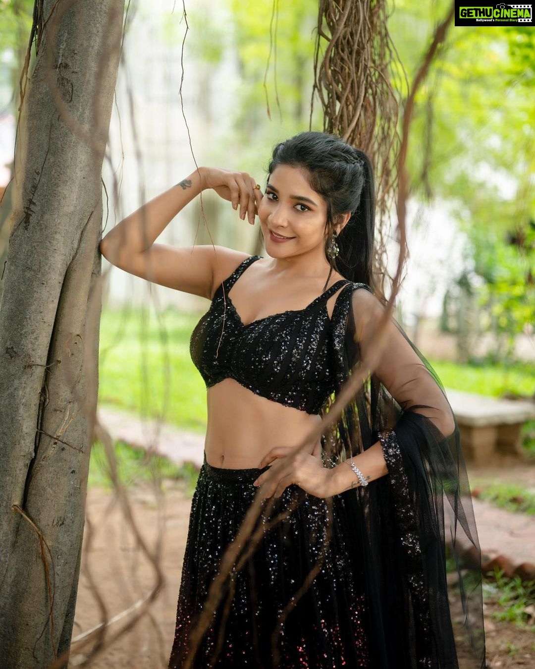 Sakshi Agarwal Instagram - Her courage was her crown and she wore it like a Queen❤️ . @kiransaphotography @plush_boutique_jb @makeupby_kiruthiga @tisisnaveen @pugazhmurugan_ @riazkahmed.pro @v4umedia_ @teamaimpro @keerthana_makeup_and_hair . #aranmanai3 #pressmeet #lehenga #blacklehenga #sakshiagarwal #kollywood #instafashion #tradirional #sequencelehenga #tamilactress #tamilcinema #aranmanai3trailer Chennai, India