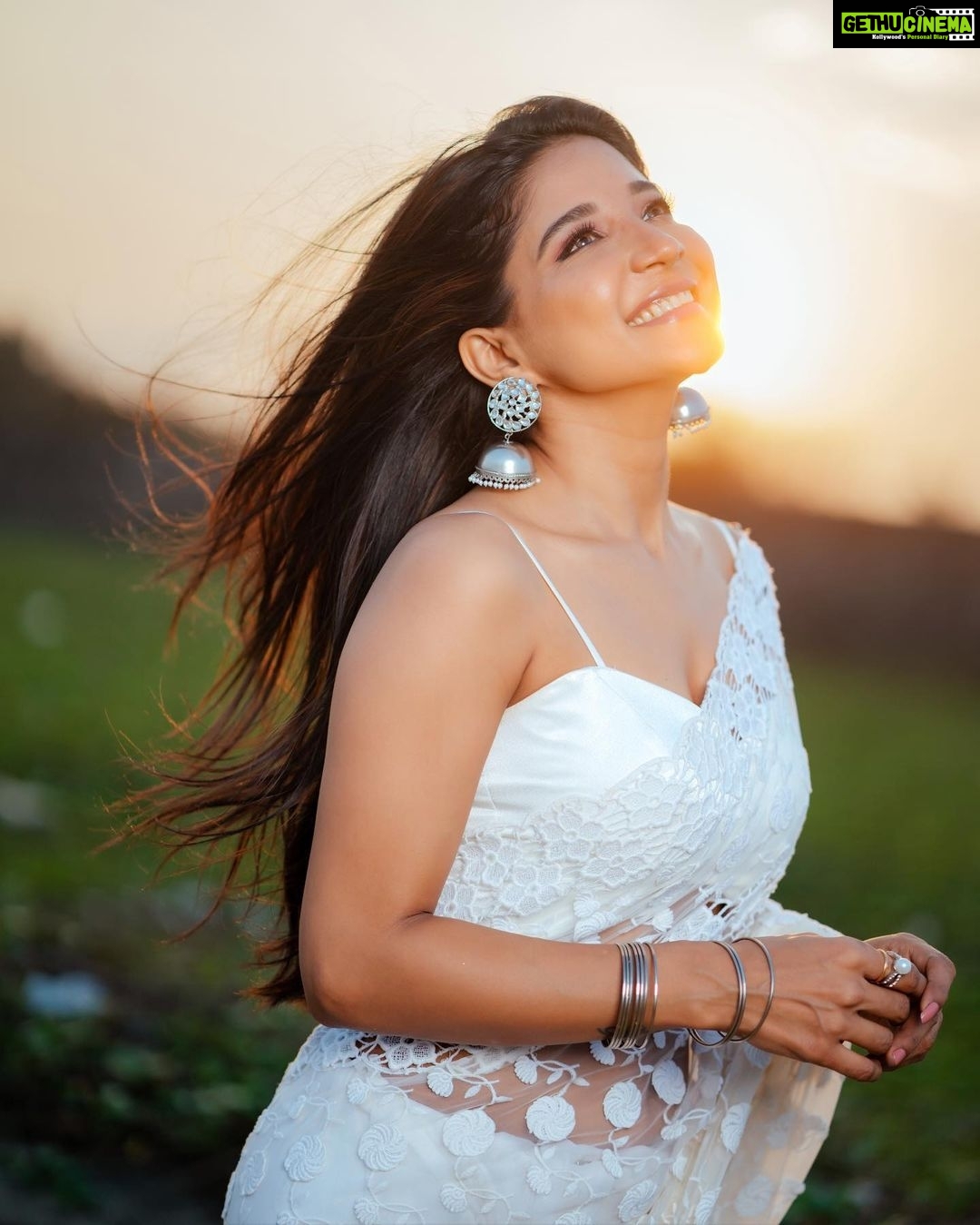 Sakshi Agarwal Instagram - 2022 bringing in a lot of happiness be like.. . #newyear2022 #happynewyear #newyearvibes . @ngrnandha @divastylistmakeupartistry7 @style_with_riz @tisisnaveen @teamaimpro Chennai, India