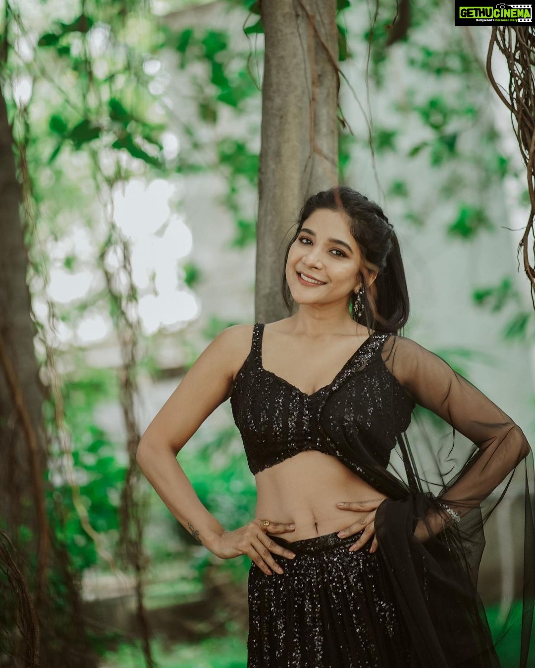 Sakshi Agarwal Instagram - Whatever makes your soul happy do that❤️ . @akweddingsstudio @plush_boutique_jb @makeupby_kiruthiga @tisisnaveen @pugazhmurugan_ @riazkahmed.pro @v4umedia_ @teamaimpro @keerthana_makeup_and_hair . #aranmanai3 #pressmeet #lehenga #blacklehenga #sakshiagarwal #kollywood #instafashion #tradirional #sequencelehenga #tamilactress #tamilcinema #aranmanai3trailer Chennai, India
