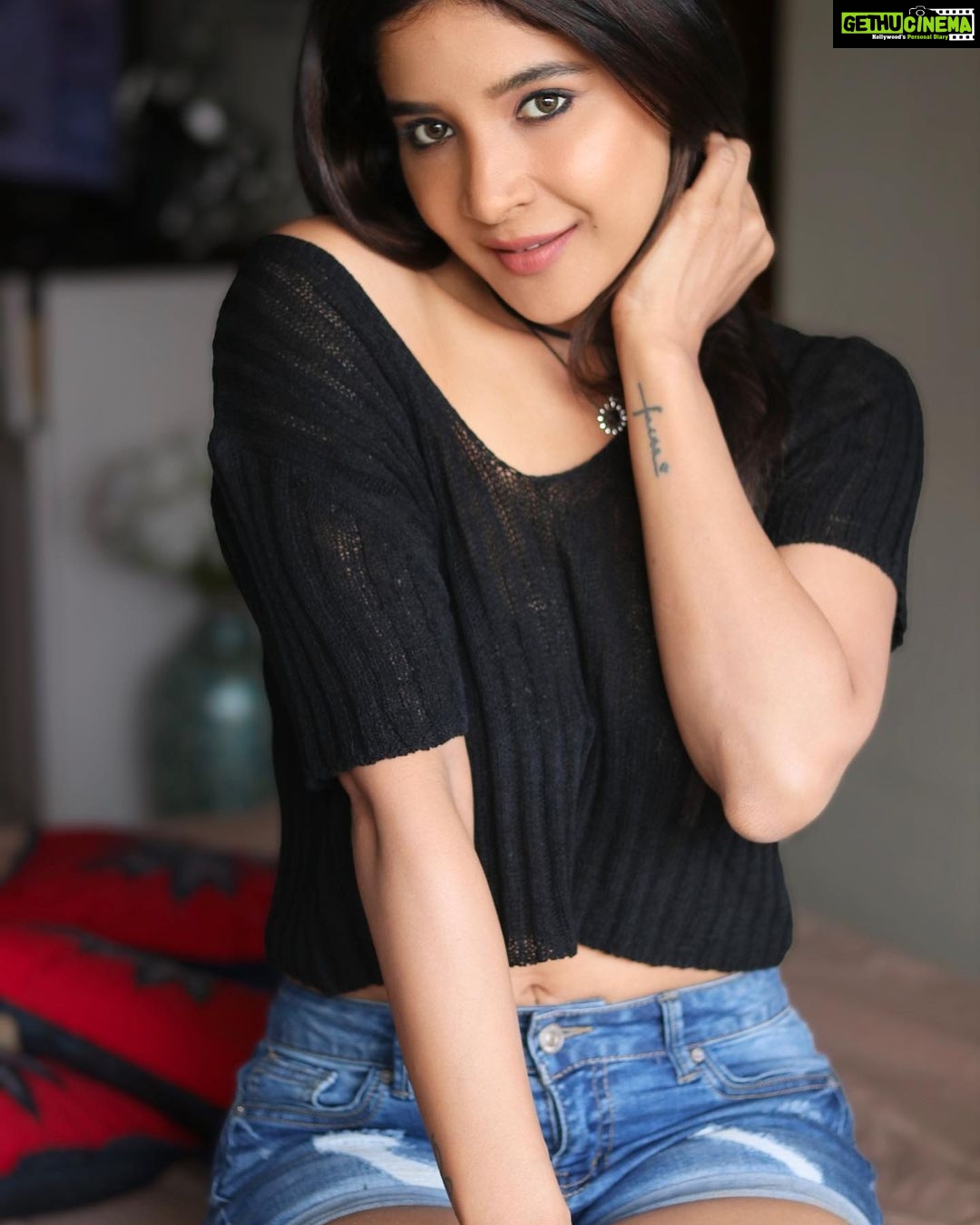 Sakshi Agarwal Instagram - Never ever give in ! Prove them Wrong! . #sakshiagarwalquotes #candid #sakshiagarwal #homeshoot #biggbosstamil #killywoodactress Chennai, India