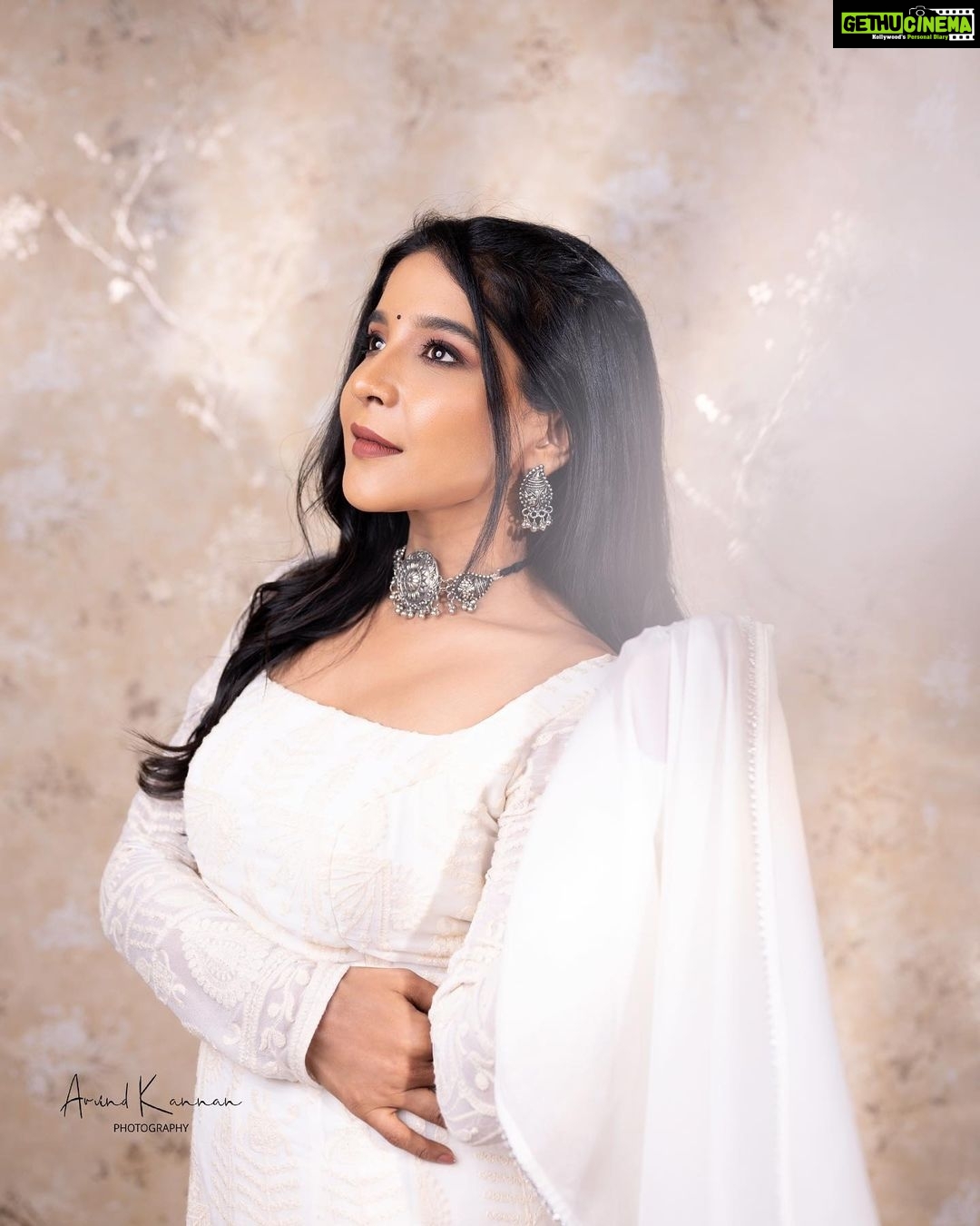 Sakshi Agarwal Instagram - Feel like an angel❤️ . @arvindkannanphotography @swapnaareddyofficial @swaadh @yoursethnically @prayaga_makeup_artist . #whitesalwarsuit #purewhite #chikankari #anarkalisuits #bagheera #pressmeet #kollywood #Biggboss #tamilactress #sakshiagarwal Chennai, India