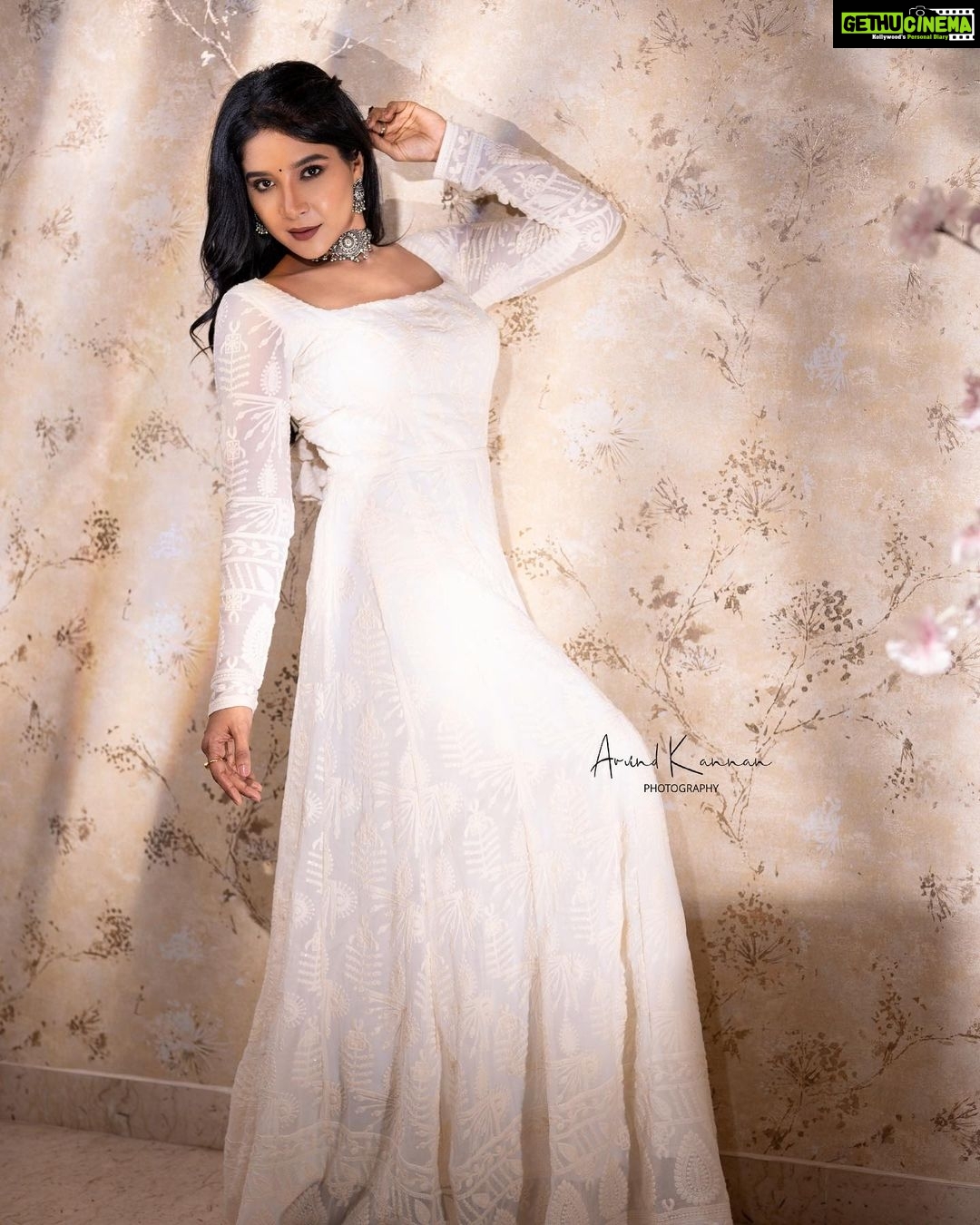 Sakshi Agarwal Instagram - Feel like an angel❤️ . @arvindkannanphotography @swapnaareddyofficial @swaadh @yoursethnically @prayaga_makeup_artist . #whitesalwarsuit #purewhite #chikankari #anarkalisuits #bagheera #pressmeet #kollywood #Biggboss #tamilactress #sakshiagarwal Chennai, India