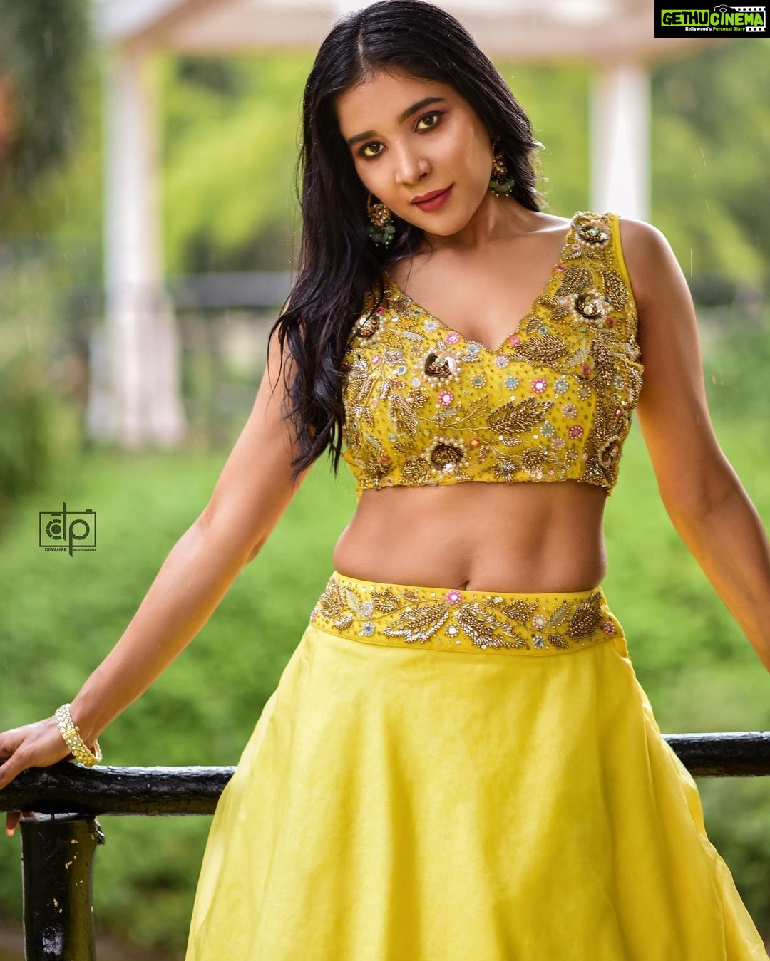 Sakshi Agarwal Instagram - Sun kissed with Rainš„ . @diwahar_photography @diwa_har @sstudio.thedesignhub @kalaiartistry . #yellowlehenga #yellowaesthetic #gardenaesthetic #yellowdress #lifestyle #photoshoot #candid #prettylittlething #sexyback #curvesarebeautiful #sakshiagarwal Chennai, India