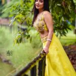 Sakshi Agarwal Instagram - Sun kissed with Rain🔥 . @diwahar_photography @diwa_har @sstudio.thedesignhub @kalaiartistry . #yellowlehenga #yellowaesthetic #gardenaesthetic #yellowdress #lifestyle #photoshoot #candid #prettylittlething #sexyback #curvesarebeautiful #sakshiagarwal Chennai, India