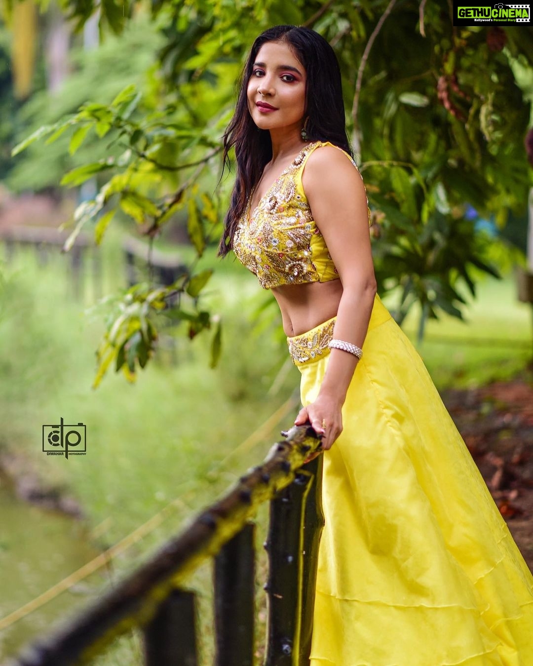 Sakshi Agarwal Instagram - Sun kissed with Rainš„ . @diwahar_photography @diwa_har @sstudio.thedesignhub @kalaiartistry . #yellowlehenga #yellowaesthetic #gardenaesthetic #yellowdress #lifestyle #photoshoot #candid #prettylittlething #sexyback #curvesarebeautiful #sakshiagarwal Chennai, India