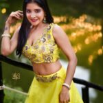 Sakshi Agarwal Instagram - Visualize your highest self and then start showing up as her✨✨🔥🔥 . @diwahar_photography @diwa_har @plush_boutique_jb @kalaiartistry @teamaimpro . #yellowaesthetic #wateraesthetic #tamilactress #kollywood #biggboss #sakshiagarwal #yellowlehenga #chillingvibes #wetlook #funshoot SPPGardens
