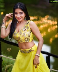 Sakshi Agarwal Instagram - Visualize your highest self and then start showing up as her✨✨🔥🔥 . @diwahar_photography @diwa_har @plush_boutique_jb @kalaiartistry @teamaimpro . #yellowaesthetic #wateraesthetic #tamilactress #kollywood #biggboss #sakshiagarwal #yellowlehenga #chillingvibes #wetlook #funshoot SPPGardens