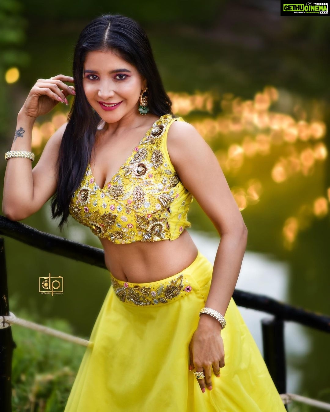 Sakshi Agarwal Instagram - Visualize your highest self and then start showing up as her✨✨🔥🔥 . @diwahar_photography @diwa_har @plush_boutique_jb @kalaiartistry @teamaimpro . #yellowaesthetic #wateraesthetic #tamilactress #kollywood #biggboss #sakshiagarwal #yellowlehenga #chillingvibes #wetlook #funshoot SPPGardens